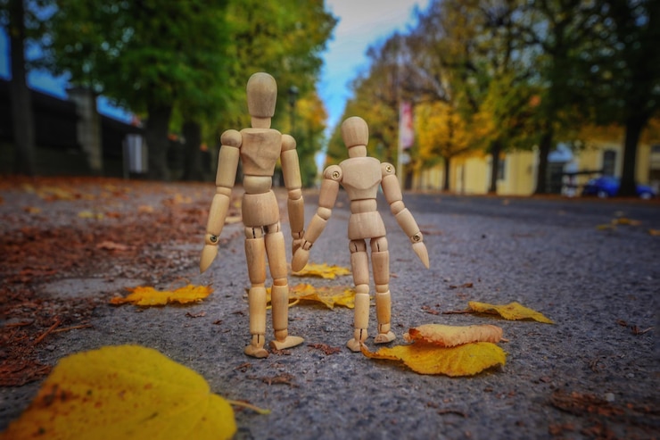 Foto stoffiges spielzeug auf der straße in der stadt