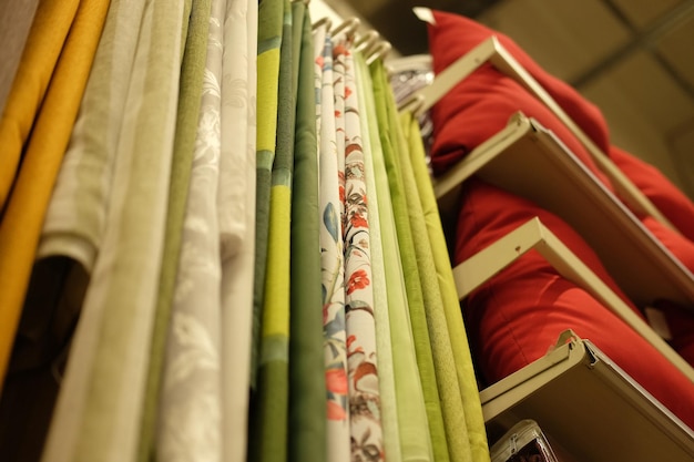 Stoffrollen und Textilien im Laden