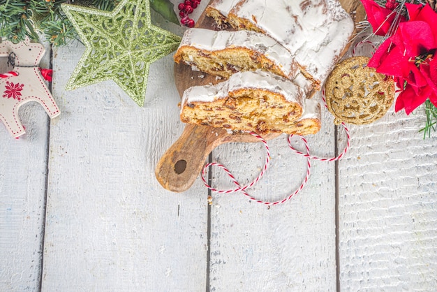 Stollen Cake de Navidad casero con azúcar glas, mazapán y pasas.