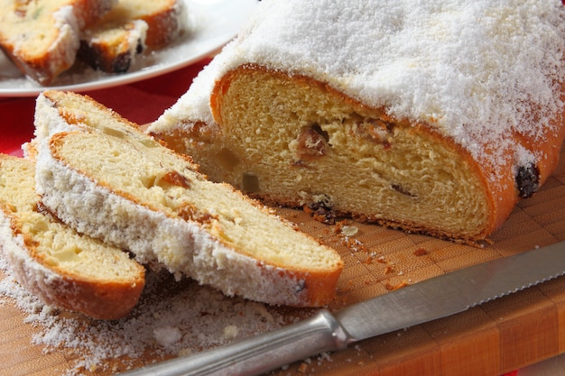 Foto stollen caseiro tradicional alemão com frutas secas