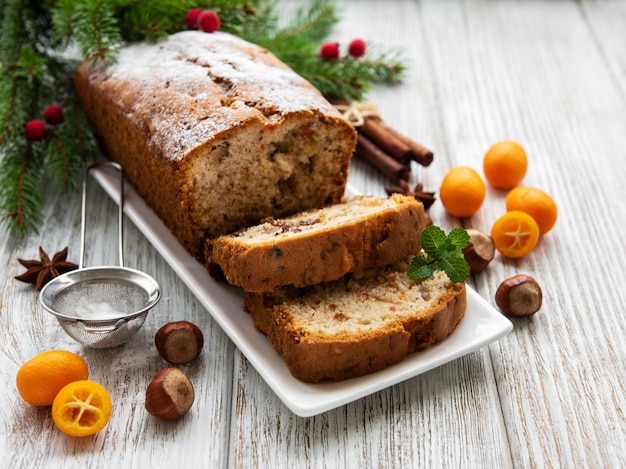 Stollen caseiro tradicional com frutos secos e nozes