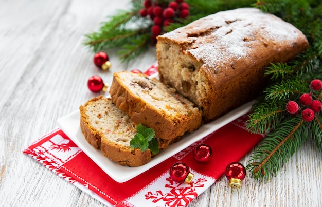 Stollen caseiro tradicional com frutos secos e nozes