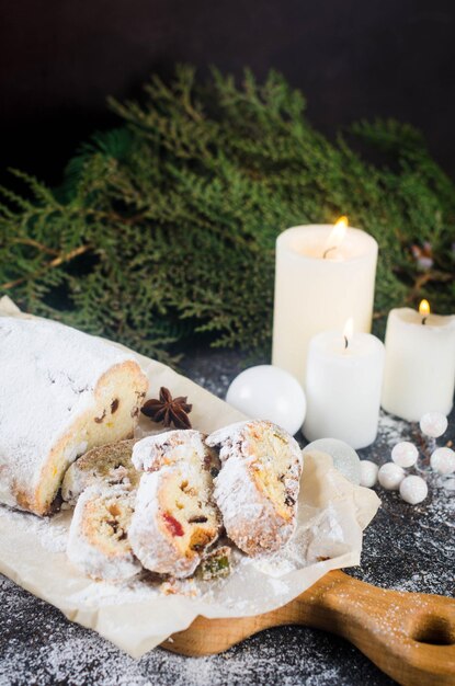 Stollen cortado en papel kraft Navidad pan de frutas alemán stollen con bayas secas nueces