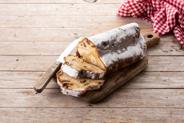 Stollen de Natal alemão tradicional em mesa de madeira