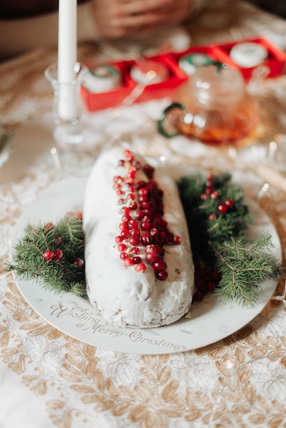 Stollen de Natal com bagas vermelhas na mesa festiva