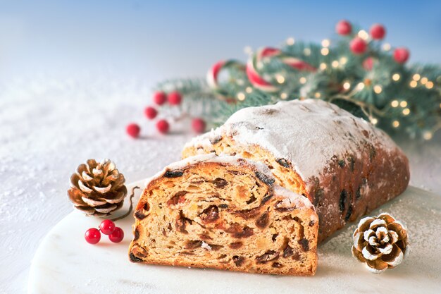 Stollen de natal com galhos de pinheiro e bugigangas