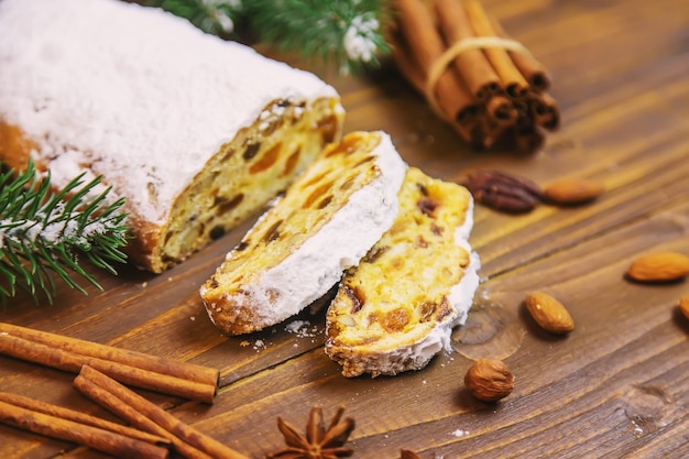 Stollen de Natal em fundo de madeira. foco seletivo. holoday