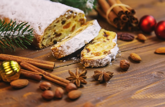 Stollen de Natal em fundo de madeira. foco seletivo. holoday