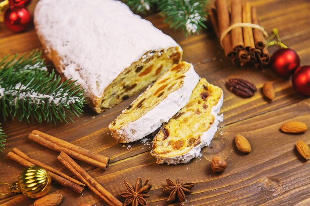 Stollen de Natal em fundo de madeira. foco seletivo. holoday