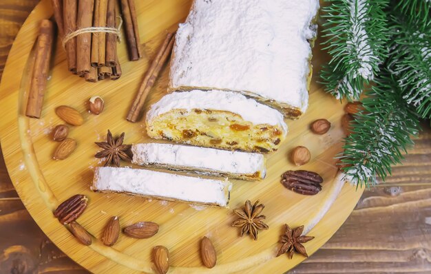 Stollen de Natal em fundo de madeira. foco seletivo. holoday