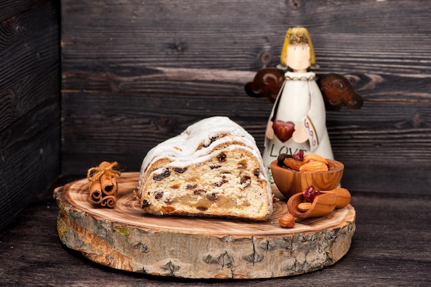 Stollen de Natal em fundo de madeira