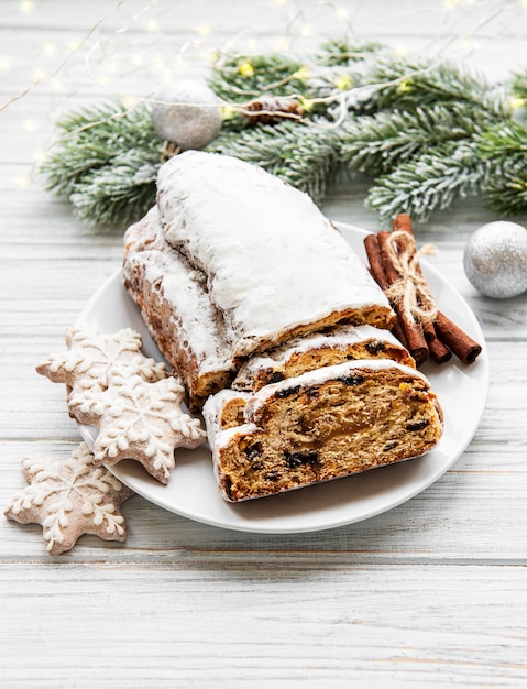 Stollen de Natal em fundo de madeira