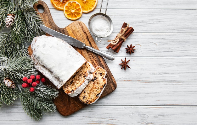 Stollen de natal em fundo de madeira