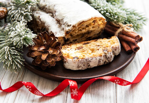 Stollen de Natal na mesa de madeira