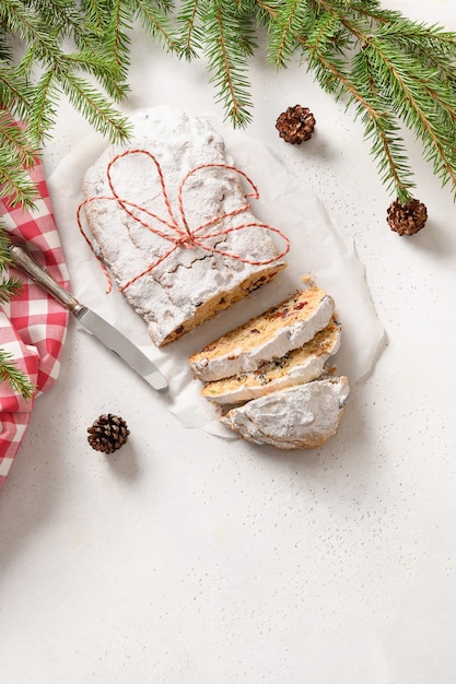 Stollen de Natal - pão alemão sobre fundo branco.