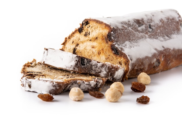 Stollen de Natal. Sobremesa de Natal alemã tradicional isolada no fundo branco