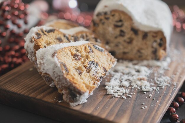 Stollen de Natal tradicional feito de frutas secas e nozes polvilhadas com açúcar de confeiteiro