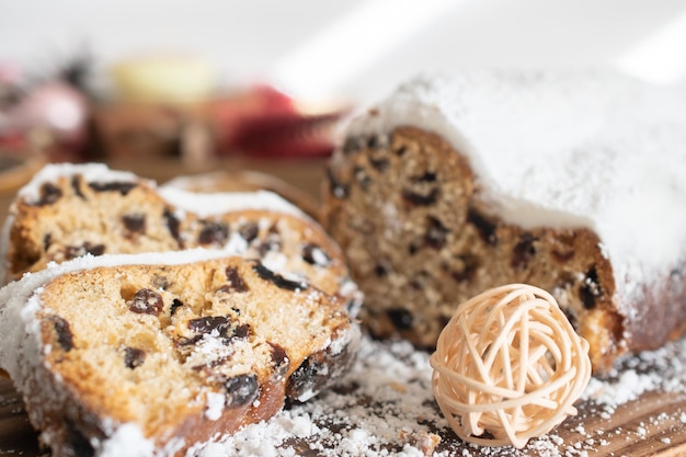 Stollen de natal tradicional feito de frutas secas e nozes polvilhadas com açúcar de confeiteiro