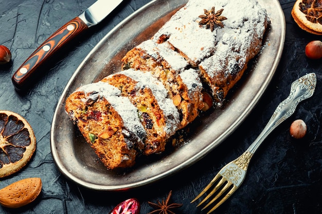 Stollen é um saboroso pastel de Natal alemão. Bolo de natal