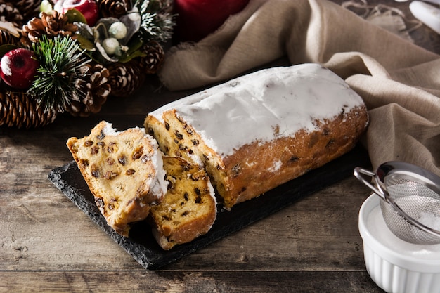 Stollen frutas de Natal na mesa de madeira