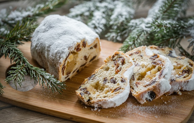 Foto stollen mit schneebedecktem tannenzweig