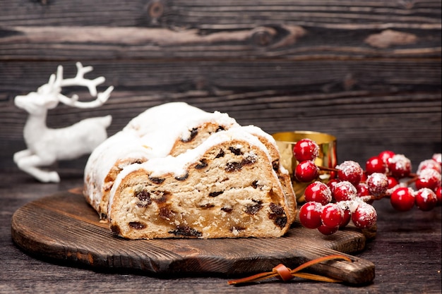 Stollen de Navidad y adornos navideños