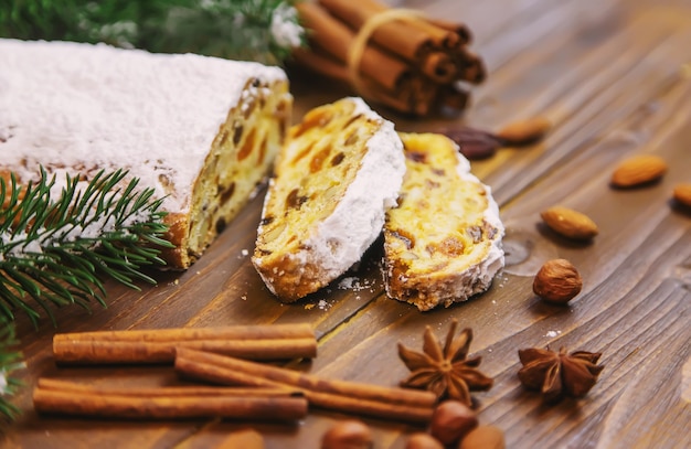 Stollen de Navidad sobre fondo de madera. enfoque selectivo holoday.