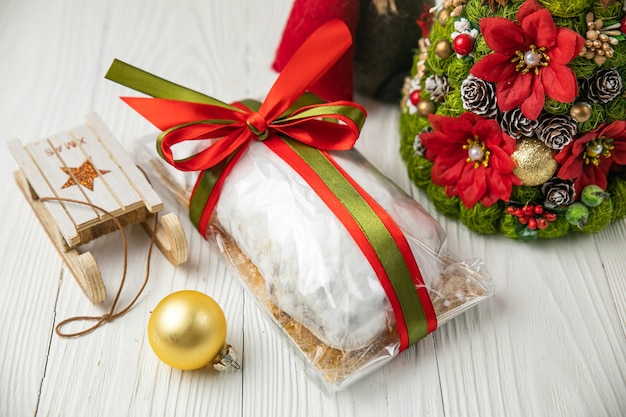 Stollen de Navidad sobre una mesa de madera blanca.