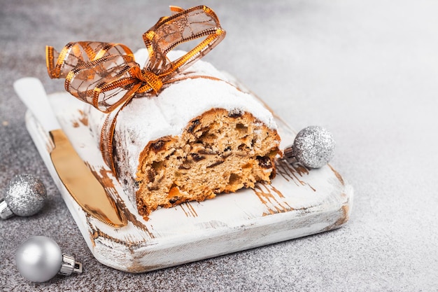 Stollen de Navidad sobre tabla de madera