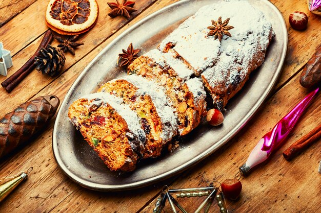 Stollen navideño y adornos para árboles.