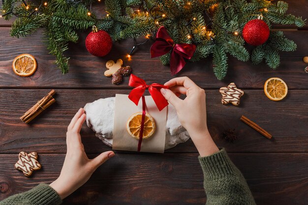 Foto stollen navideño con mazapán y frutas secas en fondo oscuro navidad festiva luz estado de ánimo de vacaciones tiempo alegre