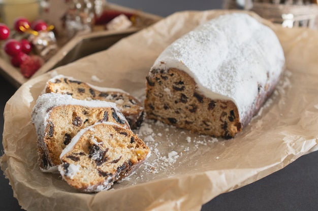 Stollen navideño tradicional hecho de frutos secos y nueces espolvoreadas con azúcar en polvo