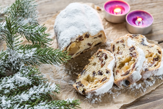 Stollen con rama de abeto nevado