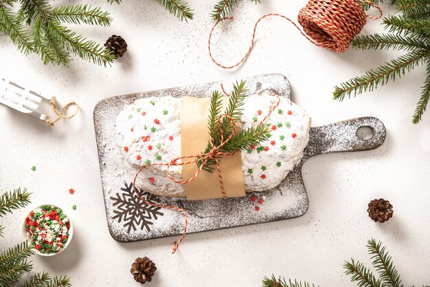 Stollen recién horneado de Navidad con especias, pasas y frutas confitadas en blanco.