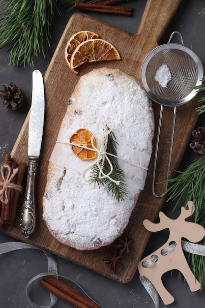 Stollen saboroso de Natal com frutos secos, bagas e nozes na placa de madeira. Guloseimas tradicionais alemãs. Vista do topo