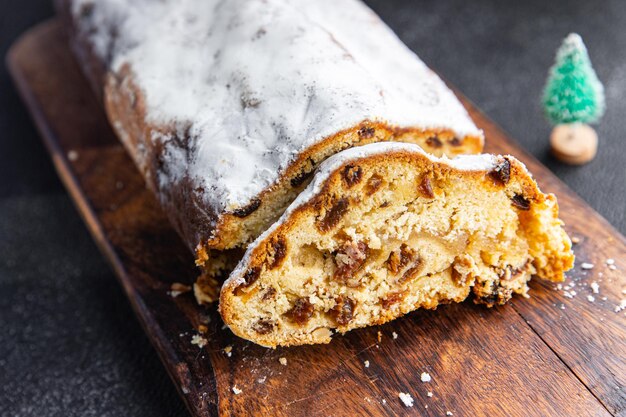 stollen süßer kuchen weihnachtsgebäck getrocknete früchte, marzipan, nuss-snack mahlzeit lebensmittel snack