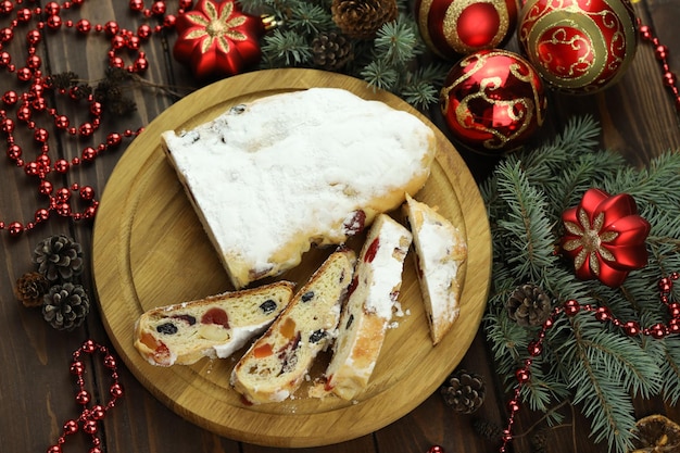 stollen tradicional com decoração em fundo de madeira