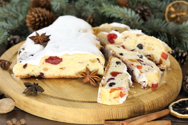 stollen tradicional con decoración sobre fondo de madera