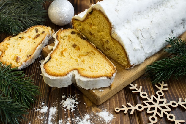 Stollen tradicional na tábua de corte