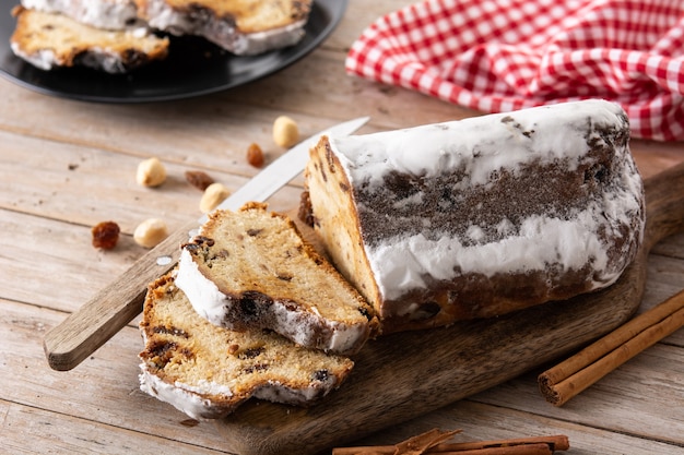 Stollen tradicional de Navidad alemana sobre mesa de madera