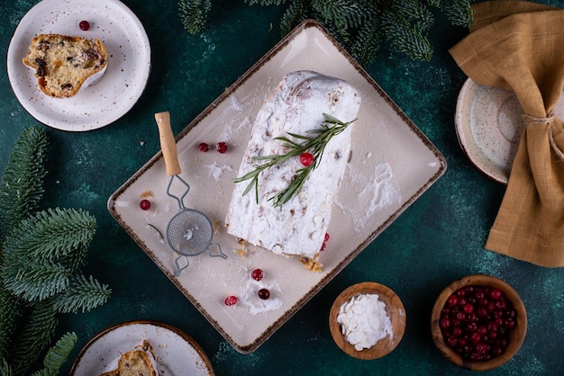 Stollen traditioneller festlicher deutscher Weihnachtskuchen