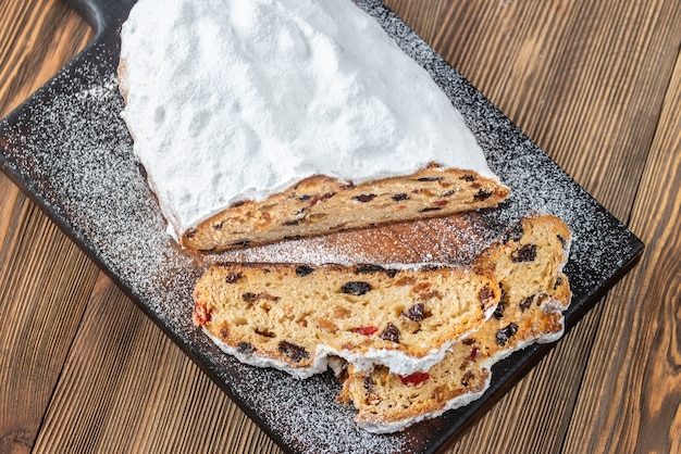 Stollen - traditionelles deutsches Weihnachtsbrot