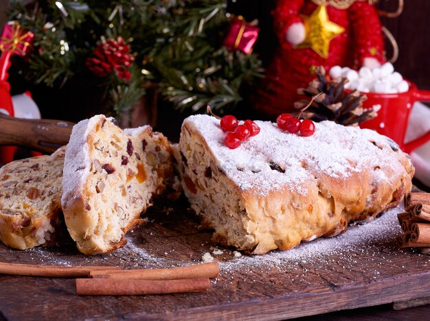 Stollen um bolo tradicional europeu com nozes e frutas cristalizadas