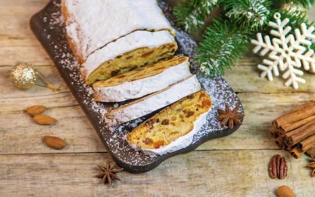 Foto stollen-weihnachtskuchen auf dem tisch. selektiver fokus. essen.