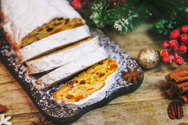 Stollen-Weihnachtskuchen auf dem Tisch. Selektiver Fokus. Essen.