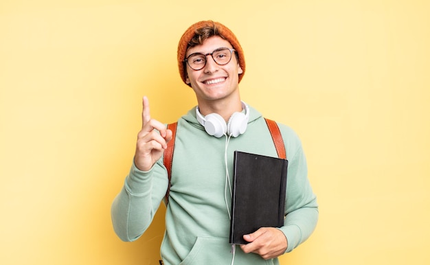 Stolz und selbstbewusst lächeln, die Nummer eins triumphierend posieren lassen und sich wie ein Anführer fühlen. studentisches Konzept