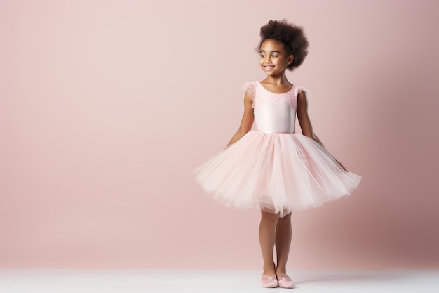 Stolzes afroamerikanisches kleines Mädchen beim Ballett, das einen rosa Tutu-Rock trägt. Kinder stehen im Ballett