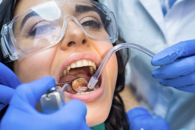 Stomatologe mit Hohlspiegel Patientin mit offenem Mund