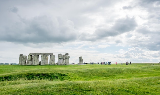 Stonehenge com turista não reconhecido perto de Salisbury Inglaterra sob céu nublado