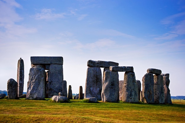 Stonehenge de wiltshire na grã-bretanha em tempo nublado. é um monumento pré-histórico, em wiltshire, no sudoeste da inglaterra. está sob proteção da unesco.